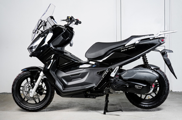 Максискутер SPRMOTORS ADV MAX чёрный T4-50L (с кофром)