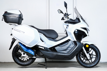 Максискутер SPRMOTORS TRAVEL MAX белый T4-50H EFI (с кофром и боковыми боксами)