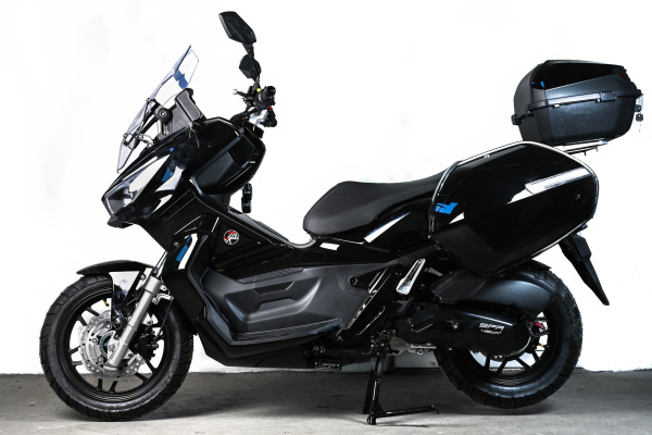 Максискутер SPRMOTORS ADV MAX чёрный T4-50L (с кофром и боковыми боксами)