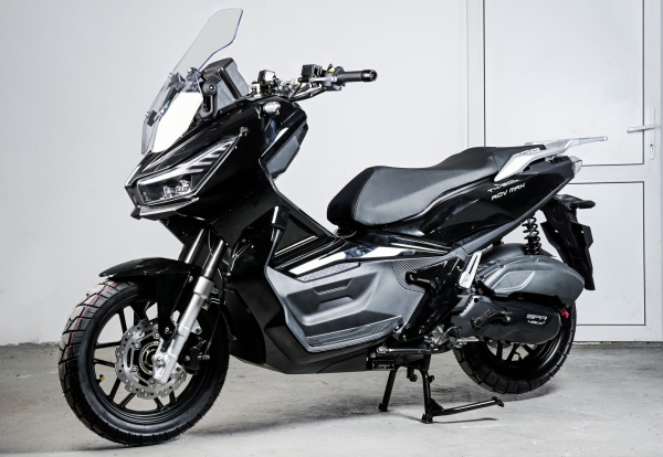 Максискутер SPRMOTORS ADV MAX чёрный T4-50L (с кофром)