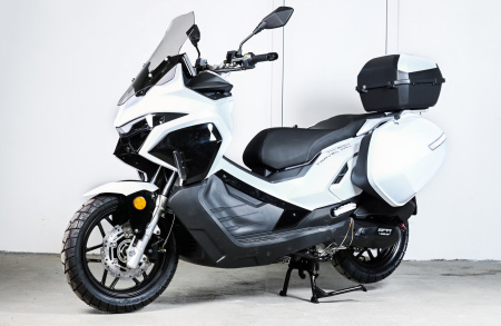 Максискутер SPRMOTORS TRAVEL MAX белый T4-50H EFI (с кофром и боковыми боксами)