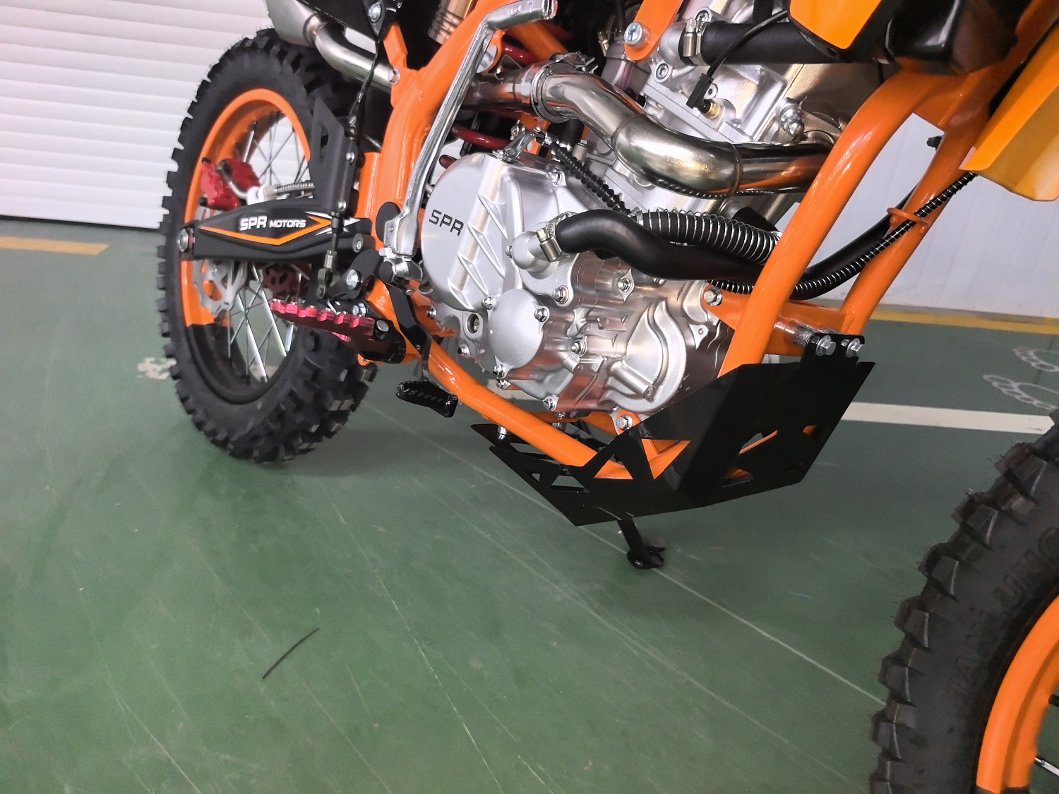 Встречайте новинку 2026 года: первый эндуро SPRMOTORS на водяном охлаждении в наличии!