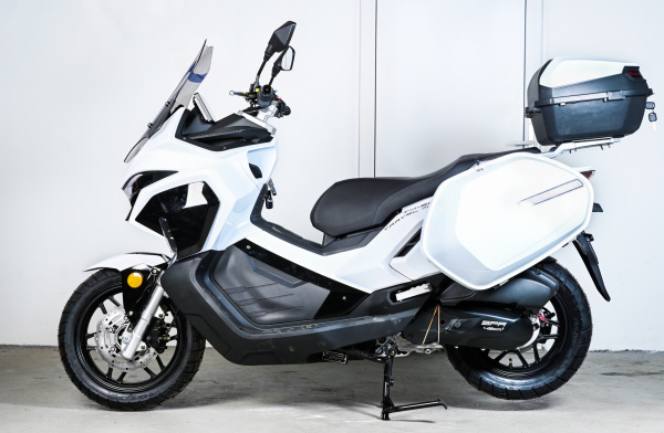 Максискутер SPRMOTORS TRAVEL MAX белый T4-50H EFI (с кофром и боковыми боксами)