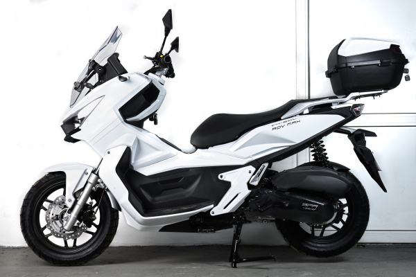 Максискутер SPRMOTORS ADV MAX белый T4-50L (с кофром)
