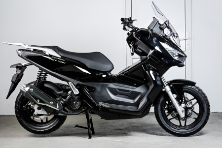 Максискутер SPRMOTORS ADV MAX чёрный T4-50L (с кофром)
