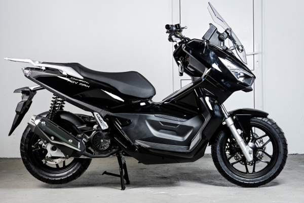 Максискутер SPRMOTORS ADV MAX чёрный T4-50L (с кофром)