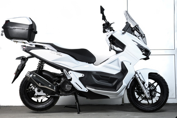 Максискутер SPRMOTORS ADV MAX белый T4-50L (с кофром)